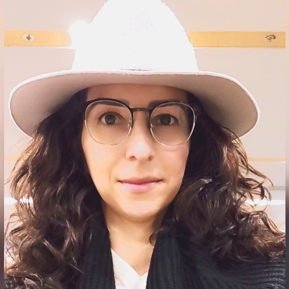 Meet your Posher, Cecilia - Picture 1 of 1